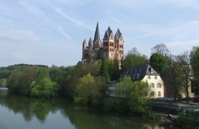 Blick über die Lahn auf den Limburger Dom