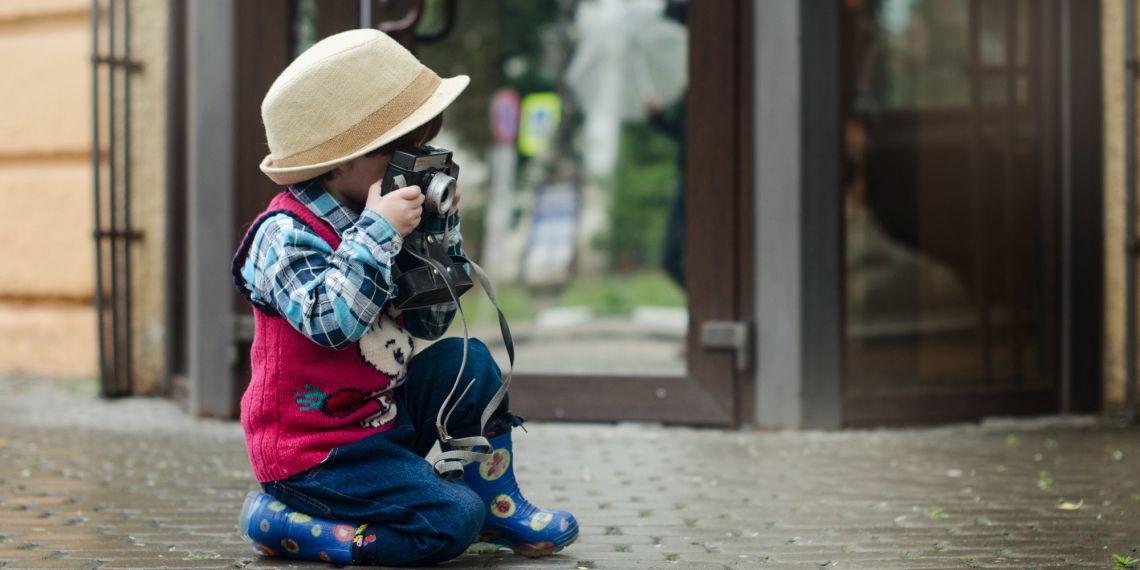 Kind als Fotograf in der Stadt