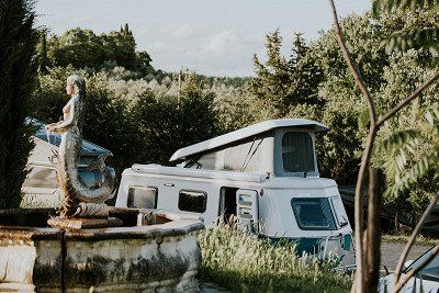 Zu den Grundrissen des Hubdach-Wohnwagens Eriba Touring wechseln