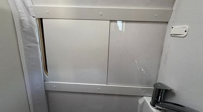 Badfenster mit geschlossener Abdeckung im Sunlight Campervan Cliff X 600