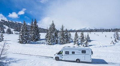 Veilig de weg op in de winter met je camper of caravan