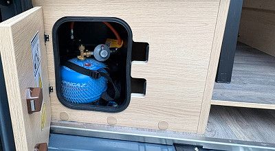 Kleine Gasflasche von Campingaz im Gaskasten des Sunlight Campervans Cliff 540 V Vanlife