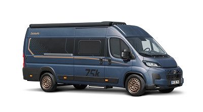 Dethleffs Campervan Globetrail 75k Iconic Edition in dunkelblau von aussen seitlich gesehen