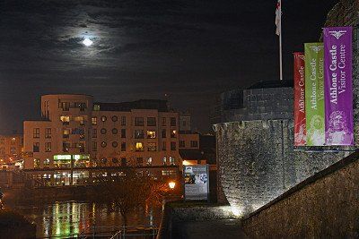 Athlone Castle bei Nacht von aussen