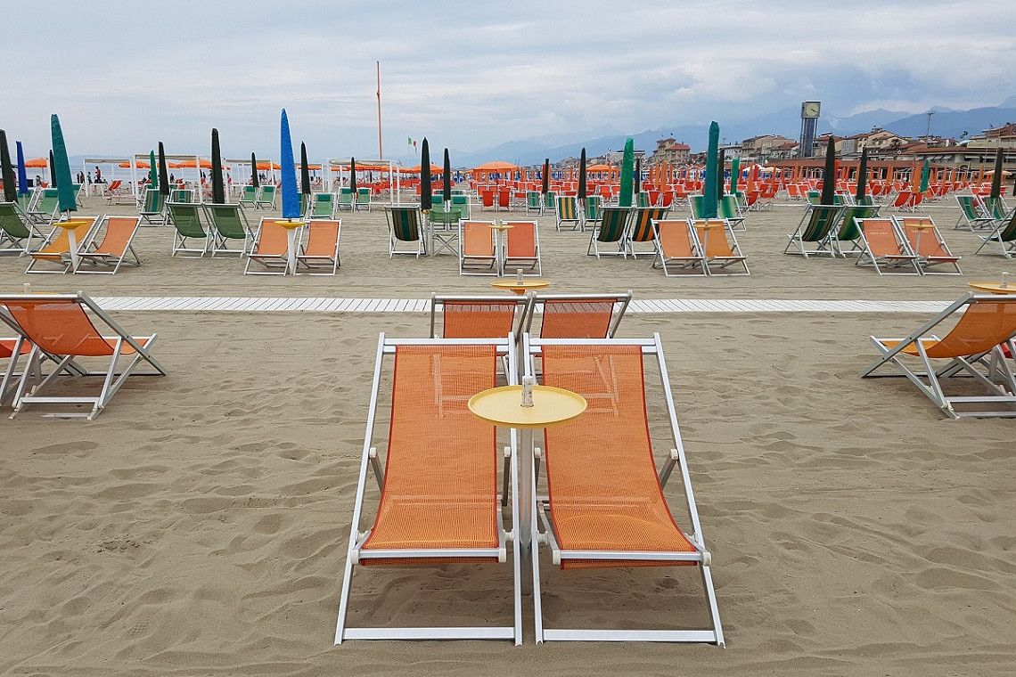 Sonnenstuehle am Strand von Viareggio