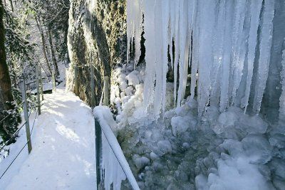 Verschneiter Weg und Eiszapfen am Eistobel im Winter 