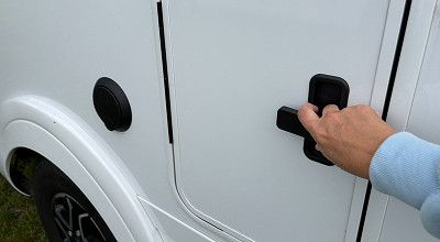 Hand am Griff einer Versorgungsklappe beim Laika Wohnmobil Ecovip H 2109