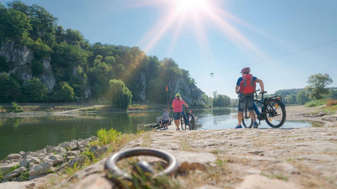 Fietsers op de kabelveerboot over de Donau