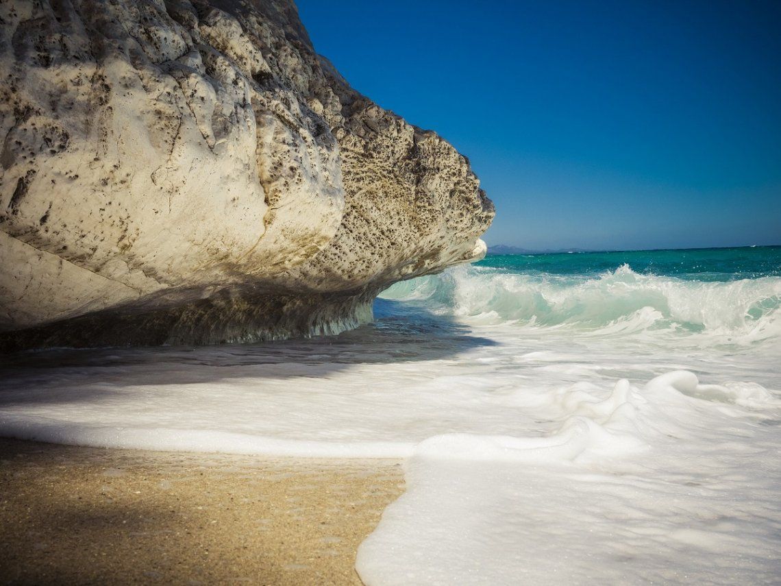 Felsen und Strand auf Sardinien