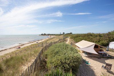 Safaritent op het strand van camping Huttopia camping Côte Sauvage in Ile de Ré