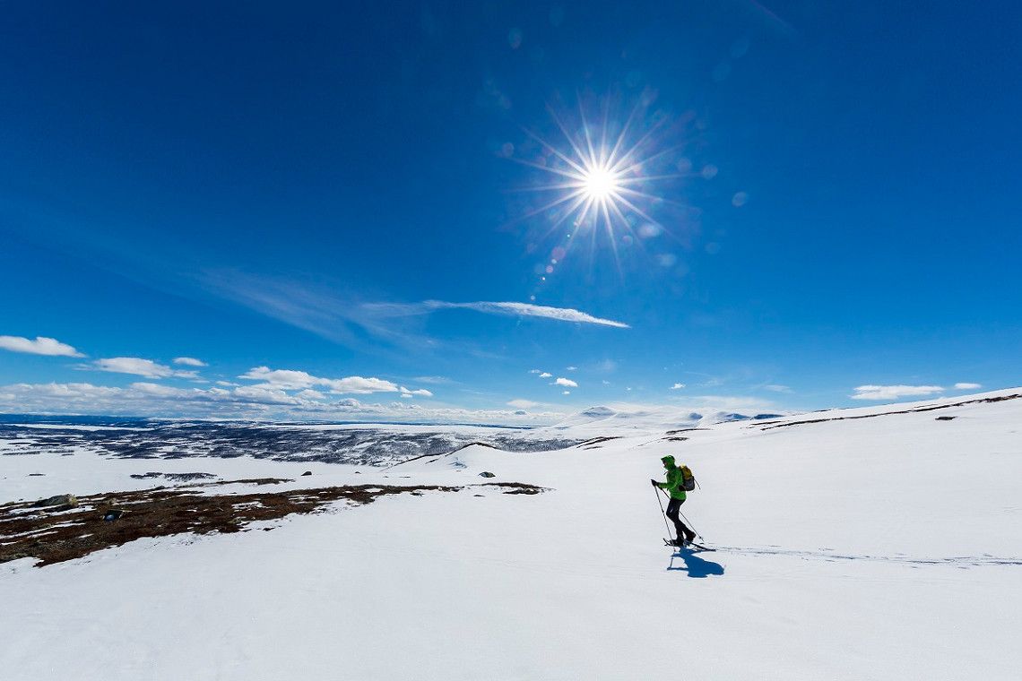 Schneeschuhtour im Golsfjell in Norwegen bei strahlendem Sonnenschein im Frühling 