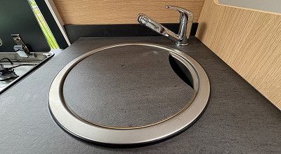 Rundes Spuelbecken mit Abdeckung im Sunlight Campervan Cliff 4x4 Greentrek