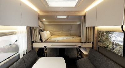 Ausgeklapptes Hubbett über dem Fahrerhaus des Dethleffs Wohnmobils XL Family I