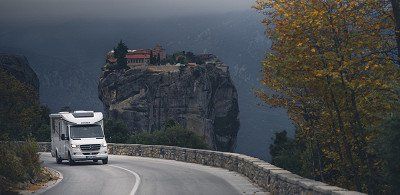 Hymer Wohnmobil Tramp S vor Meteora Kloster auf Sandsteinfelsen in Griechenland - Jetzt mehr Details zum Tramp bei Hymer ansehen