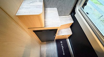 Kuehlschrank unter der Treppe im Sunlight Campervan Cliff 540 V Vanlife