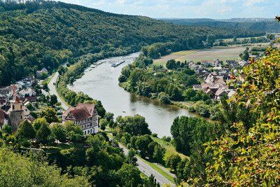 Blick von oben auf das Maintal mit Schloss Homburg