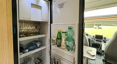 offener Absorber Kuehlschrank im Sunlight Wohnmobil V 67 S Adventure