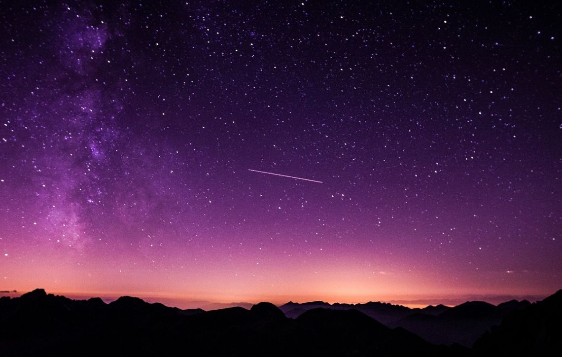Sternenhimmel mit Sternschnuppe