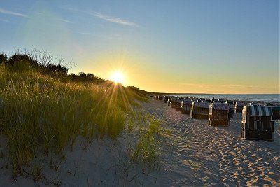 Dünen und Strandkörbe bei Sonnenuntergang am Strand von Trassenheide