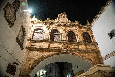 Arco Scoppa in Ostuni bei Nacht