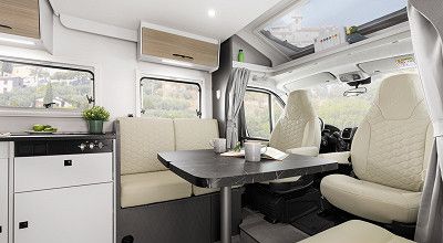 Wohnbereich im Etrusco Wohnmobil Base T 6.9 SBC mit Polsterfarbe beige 