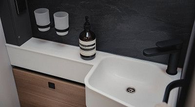 Bad mit schwarzen Armaturen und Ablagefläche im Hymer Wohnmobil B-MC 2026