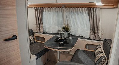 Essbereich im Eriba Caravan Touring Silver Edition