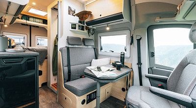 Wohnbereich im Sunlight Campervan Ibex 604D