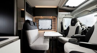 Wohnbereich im Crosscamp Wohnmobil mit Halbdinette und Pilotensitzen