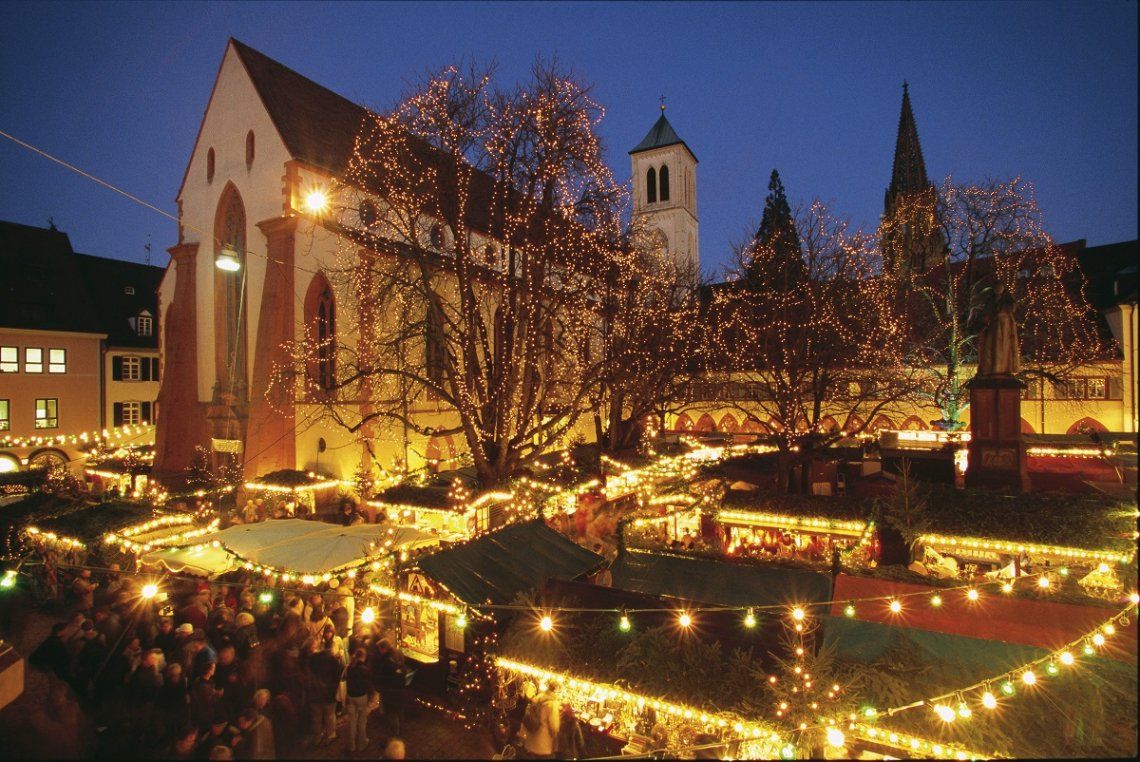 Weihnachtsmarkt Freiburg in abendlicher Beleuchtung