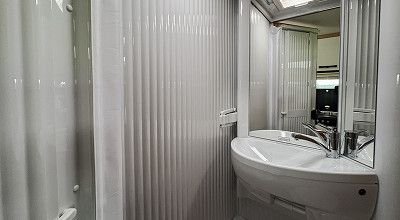 Waschbecken und Duschverkleidung im Sunlight Wohnmobil V 67 S Adventure