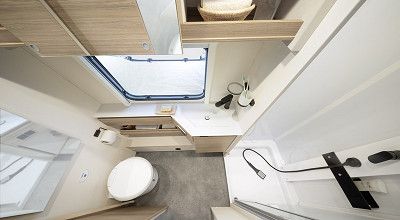 Raumbad mit schwarzen Armaturen im Dethleffs Caravan Nomad