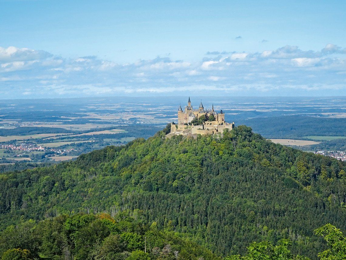 Blick vom Zeller Horn auf die Burg Hohenzollern