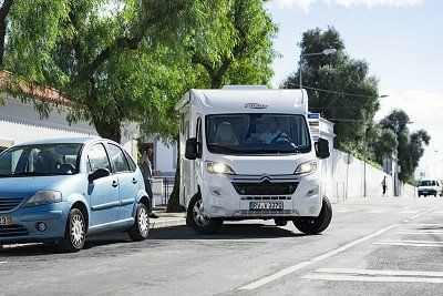 Carado Wohnmobil V337 beim Einparken in Portugal