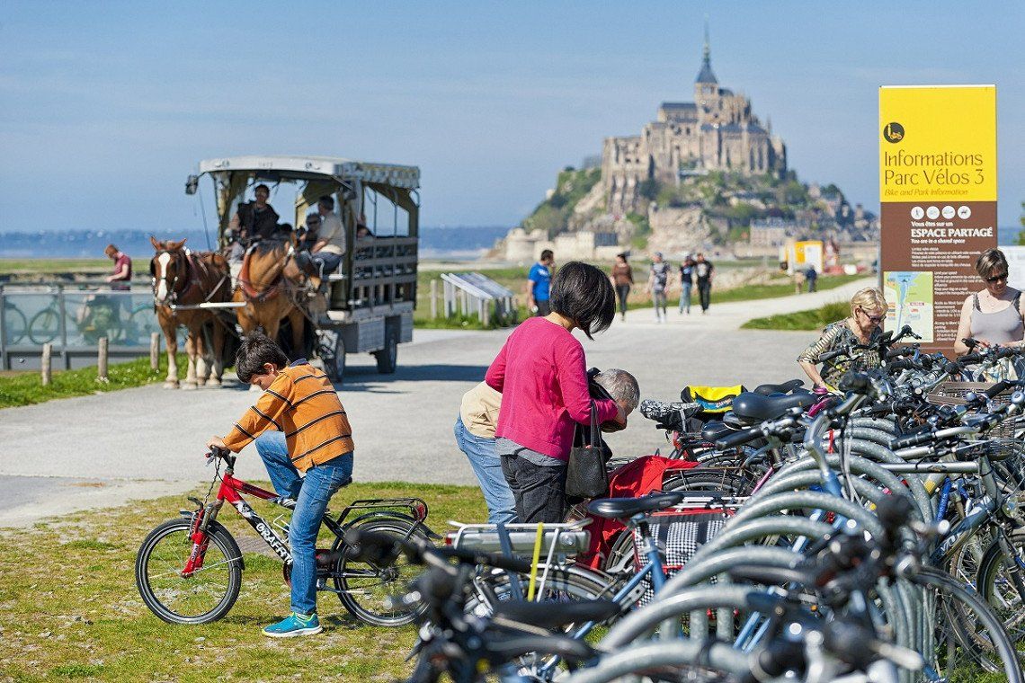 Fahrradparkplatz und Pferdekutsche am Mont Saint-Michel