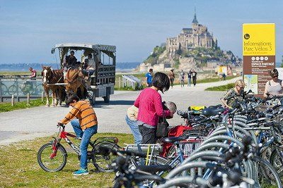 Fahrradparkplatz und Pferdekutsche am Mont Saint-Michel