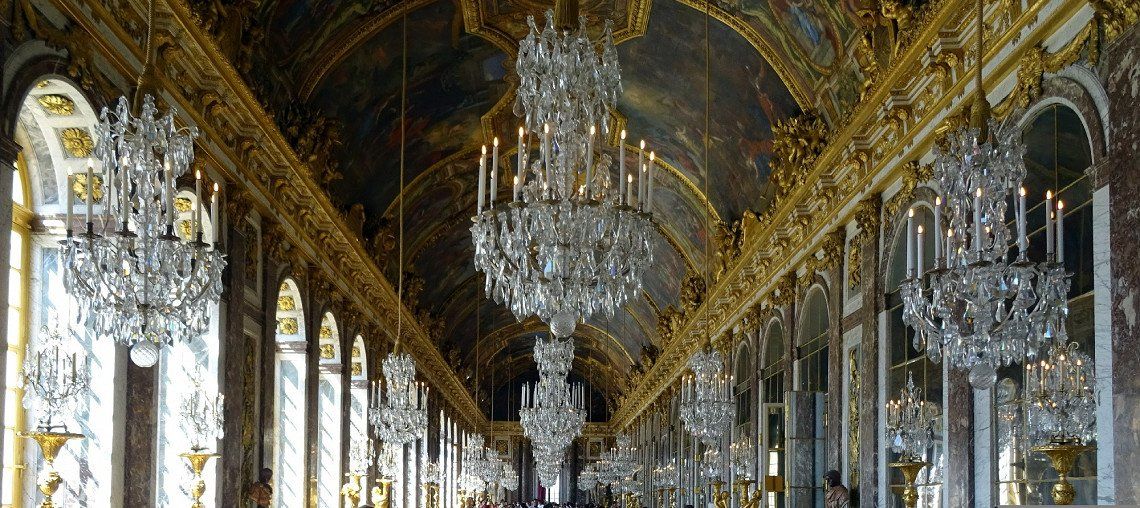 Spiegelsal im Schloss Versailles am Tag