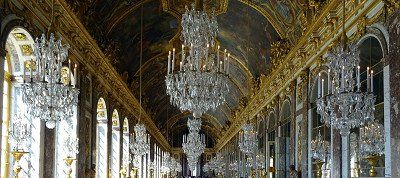 Spiegelsal im Schloss Versailles am Tag