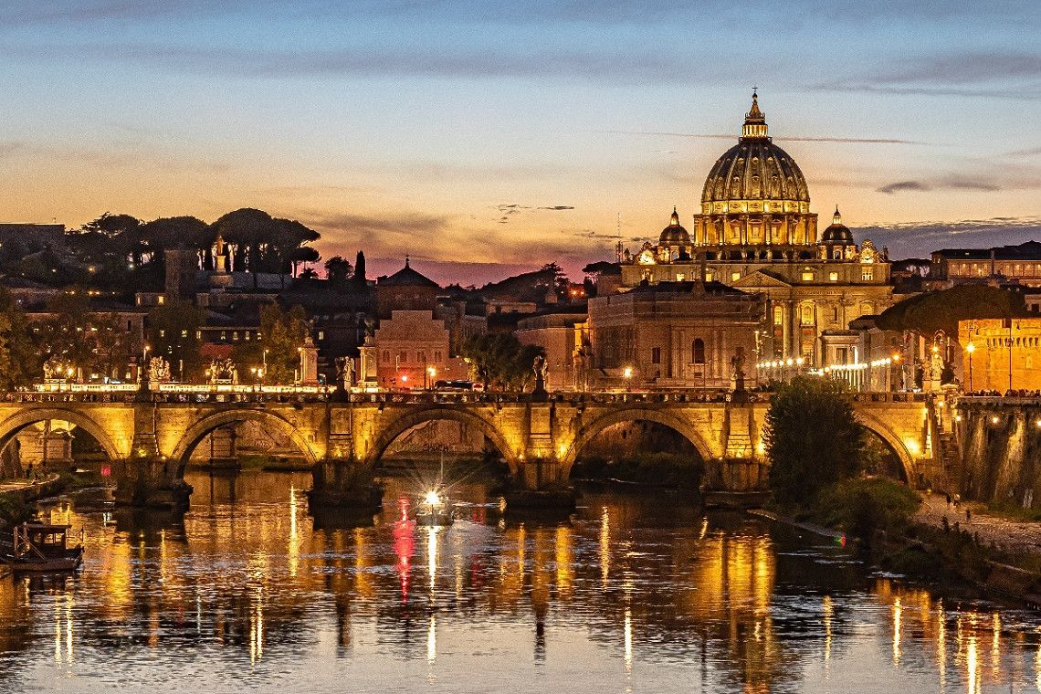 Bruecke über den Tiber in Rom am Abend 