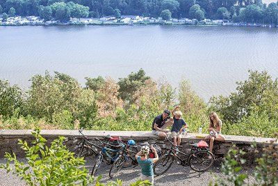 Familie mit Fahrraedern an der Korteklippe bei Essen