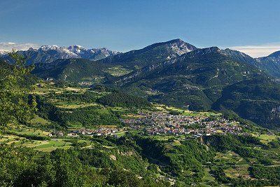 Blick auf die Hochebene Brentonico im späten Frühling