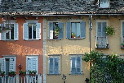 Fassaden und Schieferdaecher in Domodossola