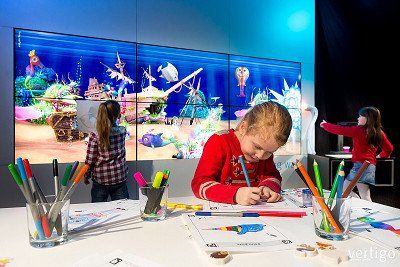 Kinder beim interaktiven Malen im Odysseum Koeln 