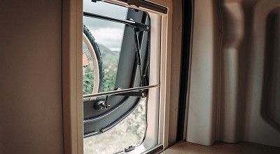 Geoeffnetes Heckfenster trotz Fahrradträger am Buerstner Campervan Lineo C von innen 