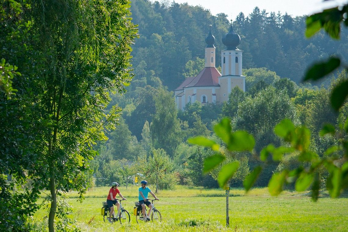 Fahrradfahrer unterhalb der Kirche St. Sebastian bei Breitenbrunn