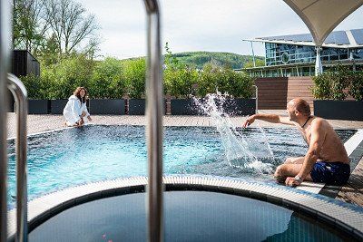 Badegäste im Aussenbereich der Altmühltherme in Treuchtlingen