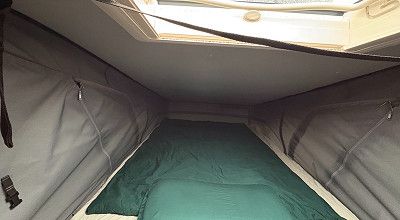 Bett im Schlafdach des Sunlight Campervans Cliff 540 V Vanlife