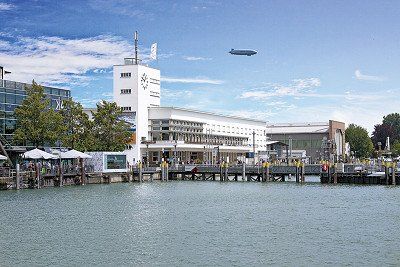 Buitenaanzicht van het Zeppelin Museum in Friedrichshafen