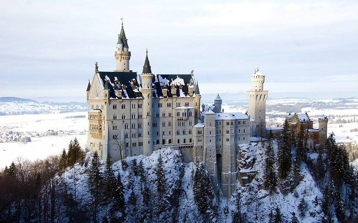 Schloss Schwanstein inmitten verschneiter Landschaft