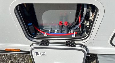 Heizung und Frostwächter im Versorgungsfach des Laika Reisemobils Kreos L 5009 MB